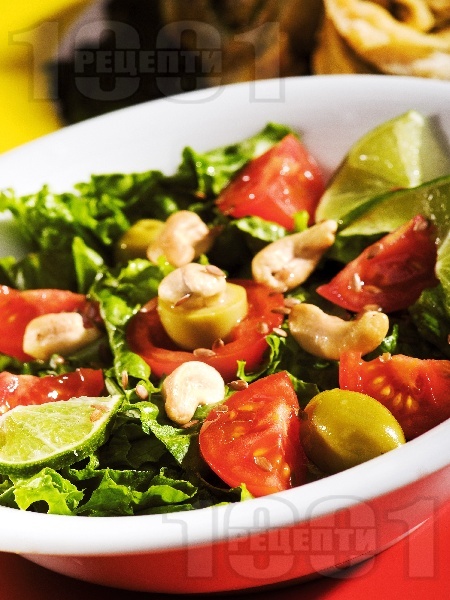 Гръцка салата с маруля, домати и кашу - снимка на рецептата